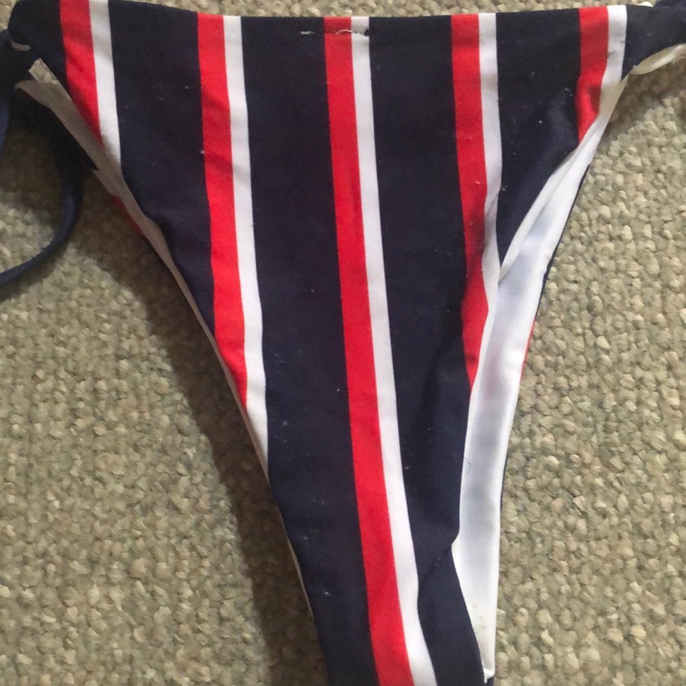Bikini - Picture 3 of 3